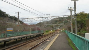 山中渓駅に入線する列車
