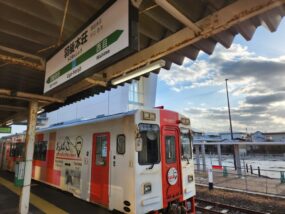 羽後本荘駅の駅名標と由利高原鉄道の車両
