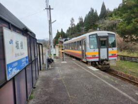 坂根駅を出発するキハ120