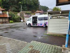 式敷駅で出発を待つバス