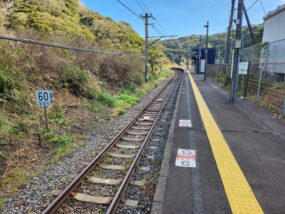 行川アイランド駅は通過列車も60キロ制限