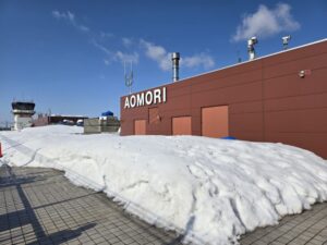 青森空港の展望デッキは雪で覆われていた
